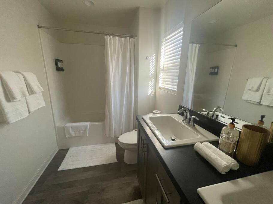 Vineyard Poolside Retreat Villa Winchester Bagian luar foto