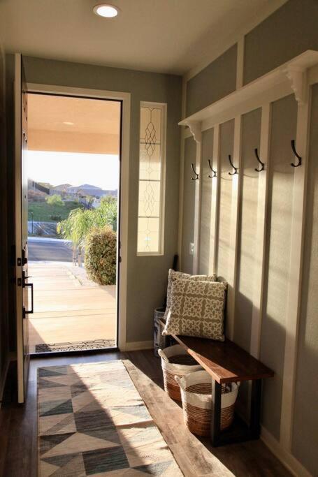 Vineyard Poolside Retreat Villa Winchester Bagian luar foto